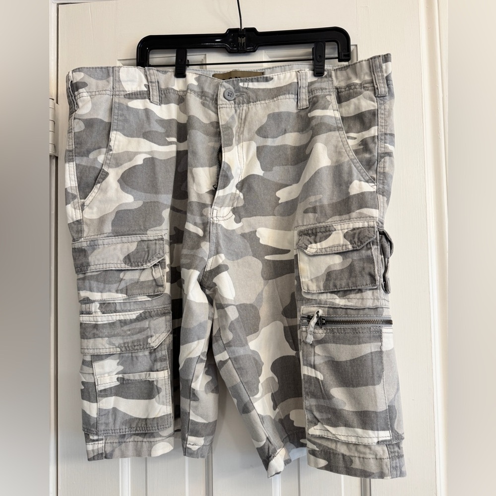 Men’s Gray Camouflage Cargo Shorts 40” waist
